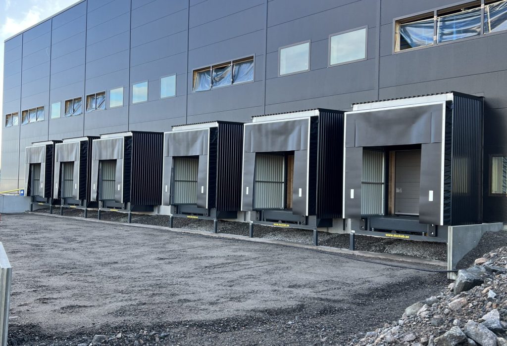 Monterade dockningar med  manuella vädertätningar.